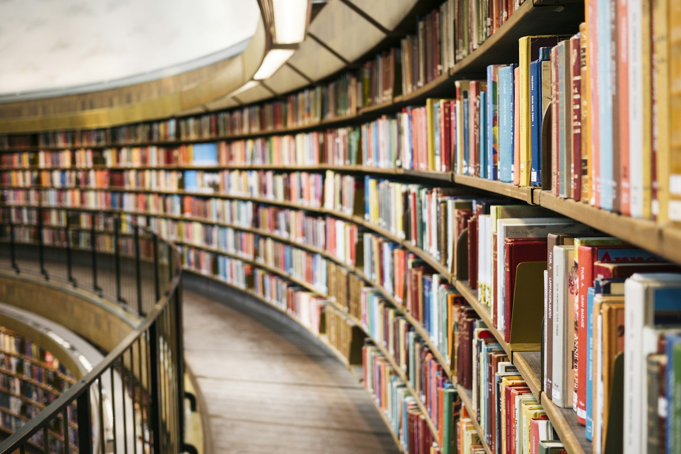 Відкрита книга з текстом на світлому тлі